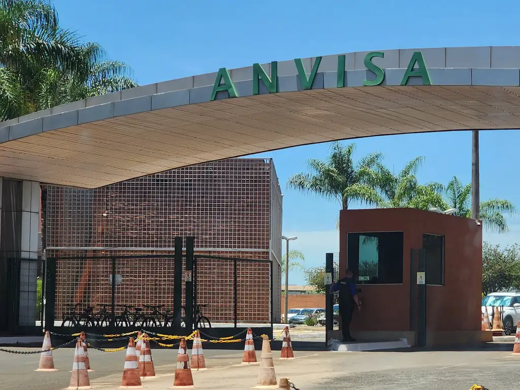 Agência Nacional de Vigilância Sanitária ordena retirada de lote de antibiótico do mercado após substituição indevida de frascos