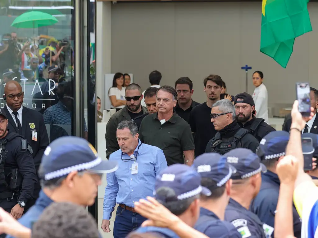Jair Bolsonaro tem alta hospitalar e passa a cumprir prisão domiciliar