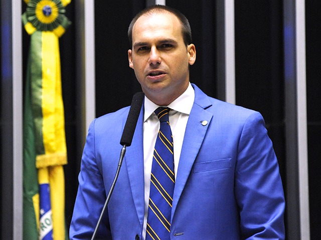 Alexandre de Moraes solicita esclarecimentos de Jair Bolsonaro após divulgação de vídeo de Eduardo Bolsonaro nos Estados Unidos