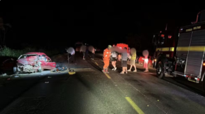 Colisão frontal entre dois carros na BR-365 em Patrocínio deixa quatro mortos e dois feridos