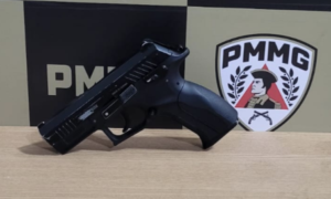 Jovem leva réplica de arma a escola para intimidar colega por motivo de ciúmes