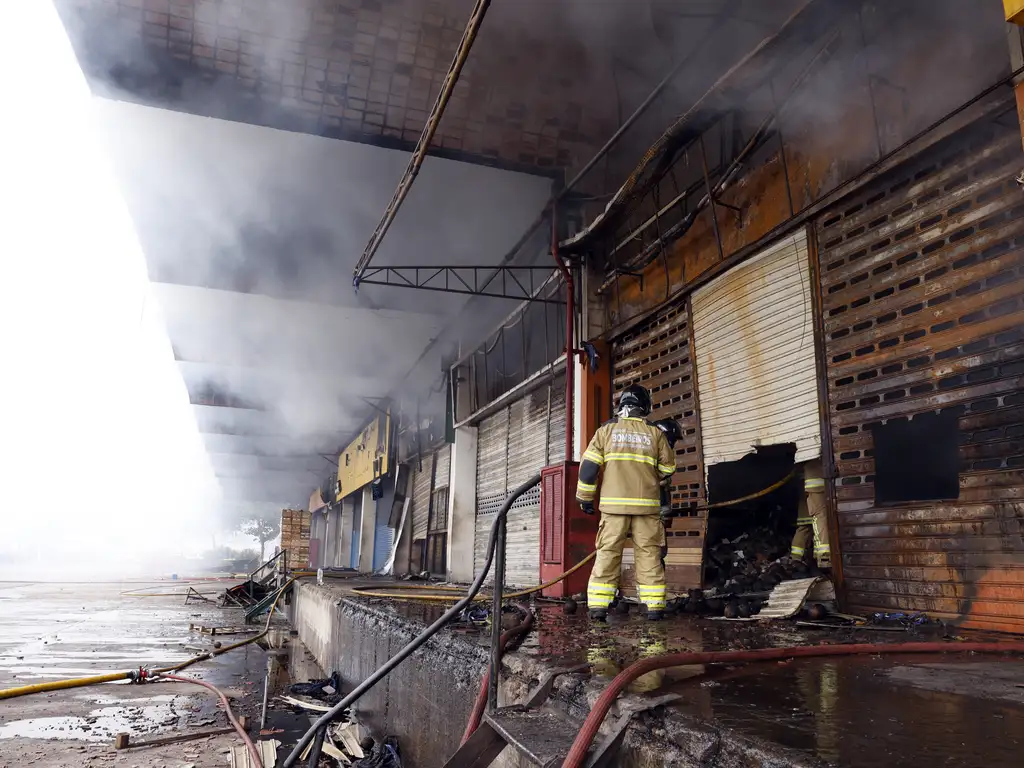 Incêndio de grandes dimensões atinge galpão da Ceasa-RJ