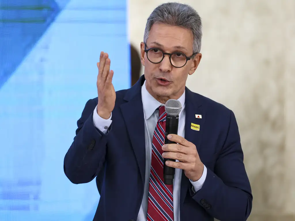 Zema afirma que STF age como “elite intocável” ao defender afastamento de Alexandre de Moraes