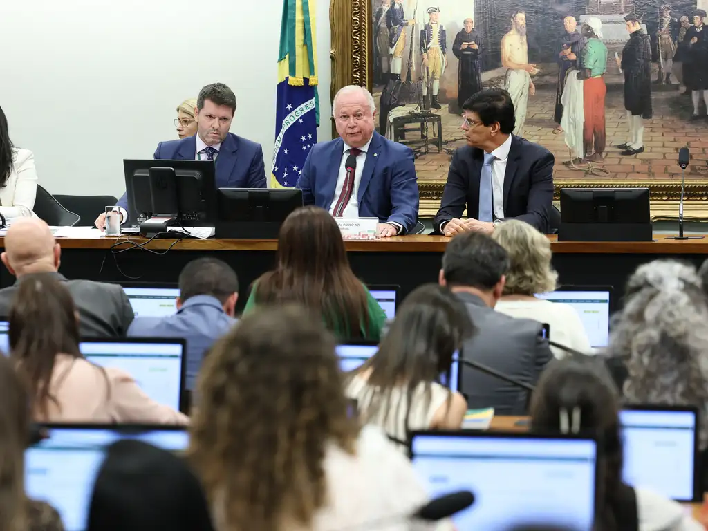 A CCJ da Câmara avalia, nesta quarta-feira (22), uma proposta de emenda à Constituição que pode pôr fim à jornada 6×1