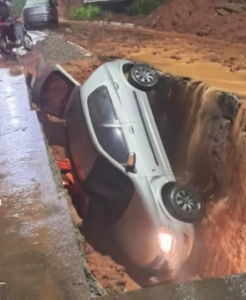 Veículo despenca em buraco aberto durante chuva no domingo de Páscoa em Juiz de Fora