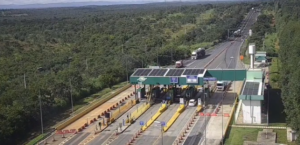 Motorista é preso após fuga com caminhão desgovernado na MGC-135 em MG