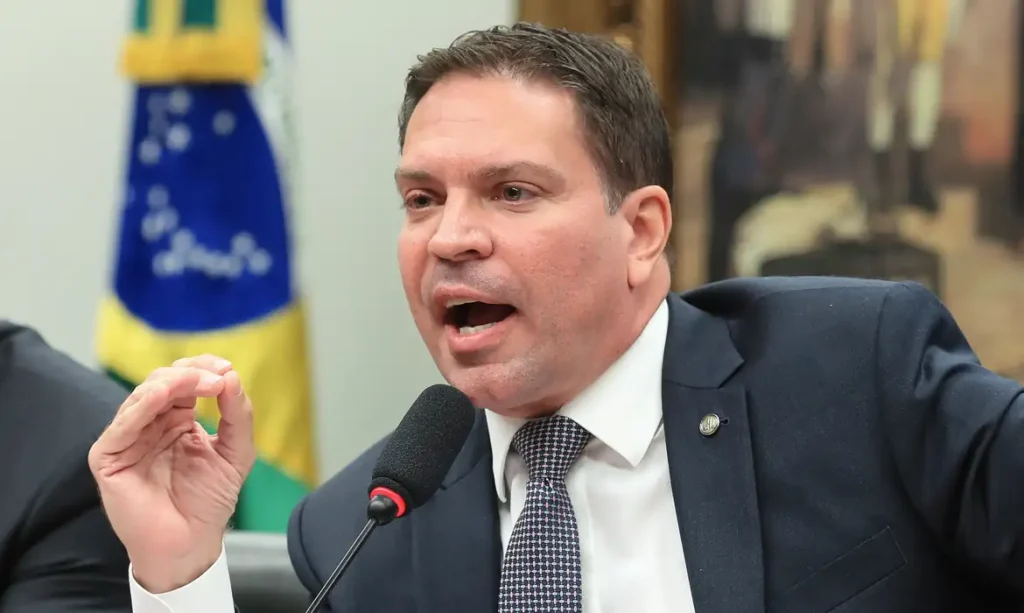 PF afirma que a detenção de Alexandre Ramagem resulta da colaboração entre Brasil e Estados Unidos