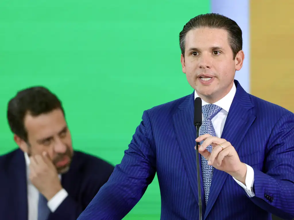 Hugo Motta agenda sessão na Câmara nesta sexta-feira para agilizar a tramitação da PEC 6×1