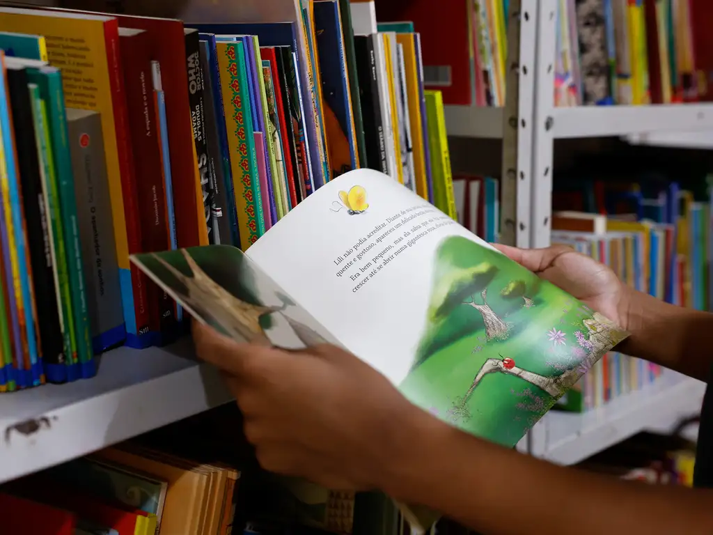 O MEC lançou um aplicativo gratuito que oferece acesso a cerca de oito mil obras literárias